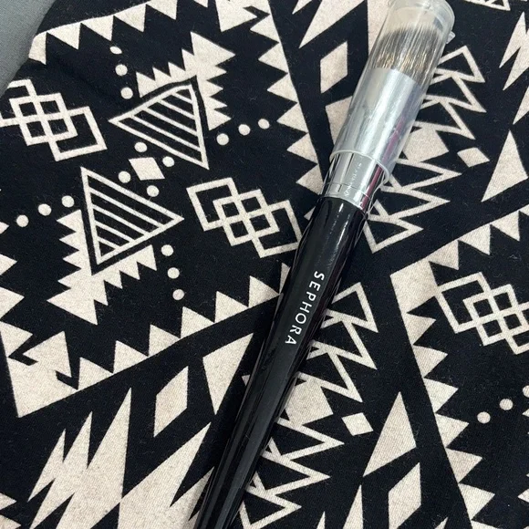 Sephora Pro Angled Contour Brush 15 in Black and Silver - Picture 2 of 2